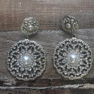 Statement earring with sparkle and pearl color